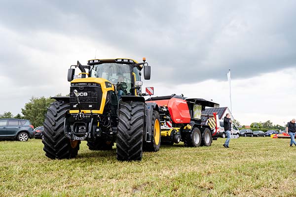 Pöttinger Technik im Einsatz auf dem Feld